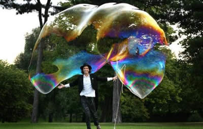 為什么肥皂水能吹出泡泡