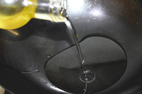 水在熱油鍋里為什么會(huì)爆炸