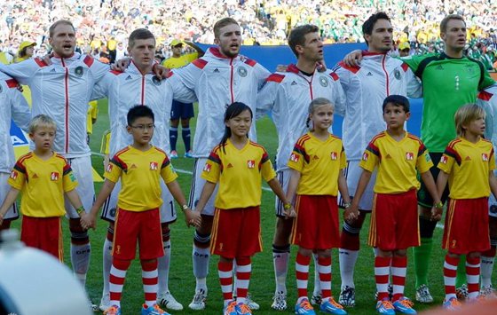 為什么足球比賽帶球童入場(chǎng),足球進(jìn)場(chǎng)為什么要牽小孩