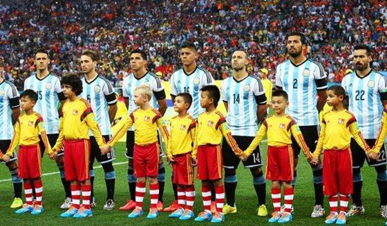 為什么足球比賽帶球童入場(chǎng),足球進(jìn)場(chǎng)為什么要牽小孩