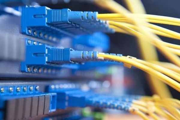 為什么光導(dǎo)纖維可以導(dǎo)光,光纖是什么