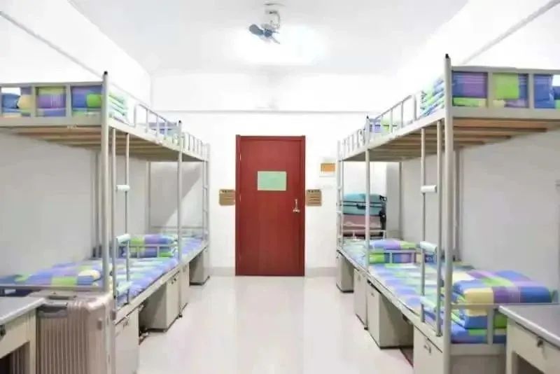 山東青年政治學(xué)院宿舍條件怎么樣,有空調(diào)和獨(dú)立衛(wèi)生間嗎？（附宿舍圖片）