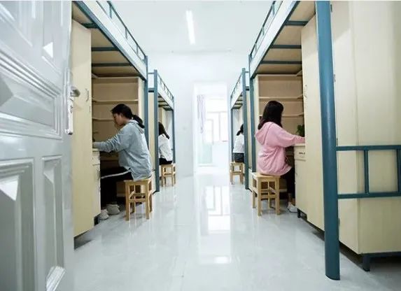 云南經(jīng)濟管理學(xué)院宿舍條件怎么樣,有空調(diào)和獨立衛(wèi)生間嗎？（附宿舍圖片）