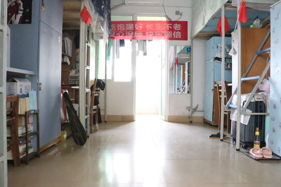 瓊臺師范學(xué)院宿舍條件怎么樣,有空調(diào)和獨(dú)立衛(wèi)生間嗎？（附宿舍圖片）