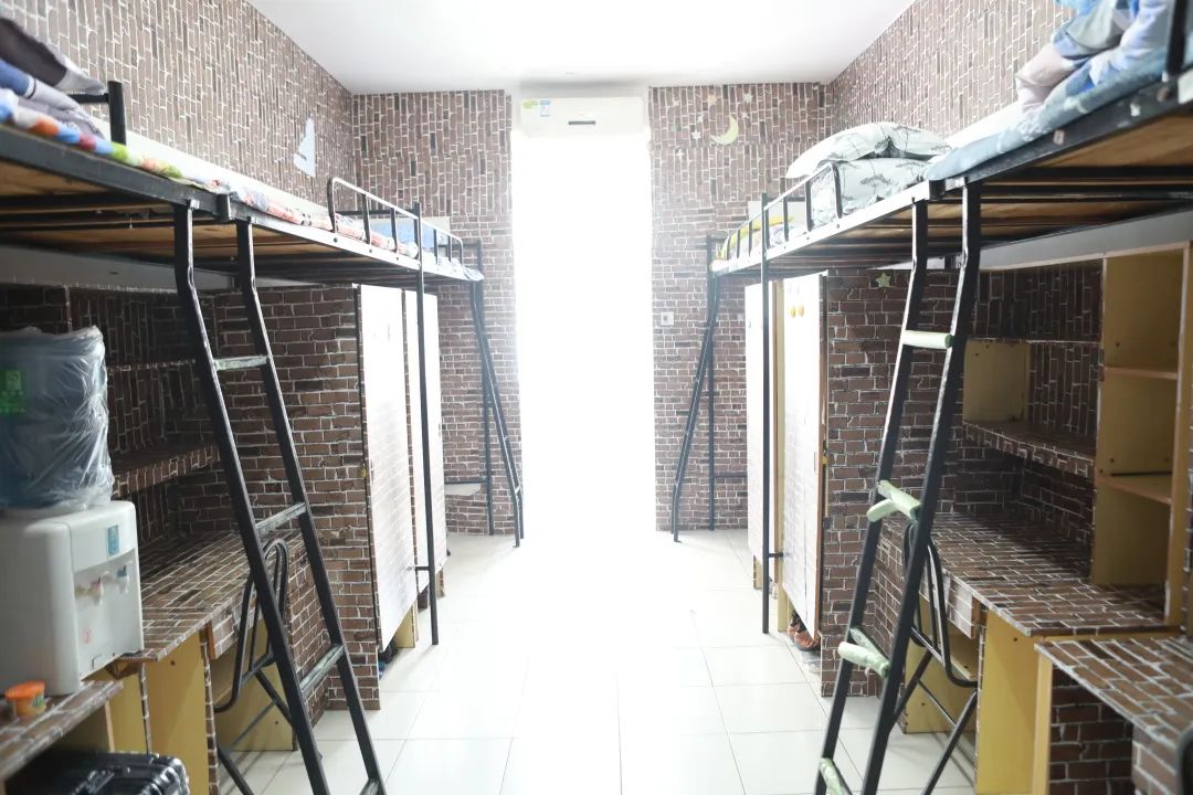 武漢華夏理工學(xué)院宿舍條件怎么樣,有空調(diào)和獨(dú)立衛(wèi)生間嗎？（附宿舍圖片）