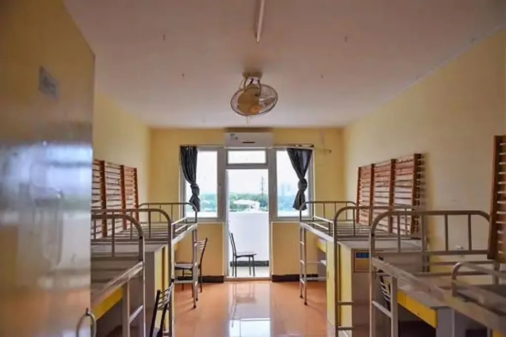 上海工程技術(shù)大學宿舍條件怎么樣,有空調(diào)和獨立衛(wèi)生間嗎？（附宿舍圖片）