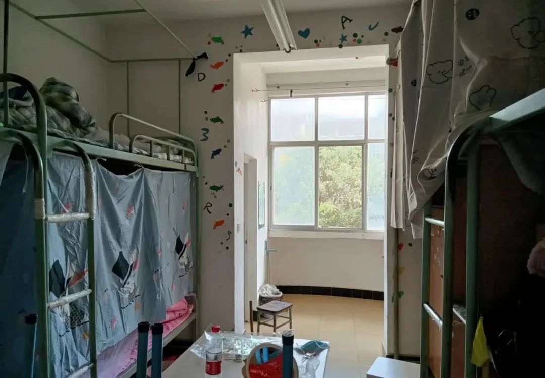 紅河學(xué)院宿舍條件怎么樣,有空調(diào)和獨(dú)立衛(wèi)生間嗎？（附宿舍圖片）