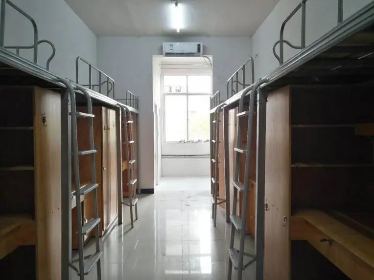 懷化學(xué)院宿舍條件怎么樣,有空調(diào)和獨(dú)立衛(wèi)生間嗎？（附宿舍圖片）