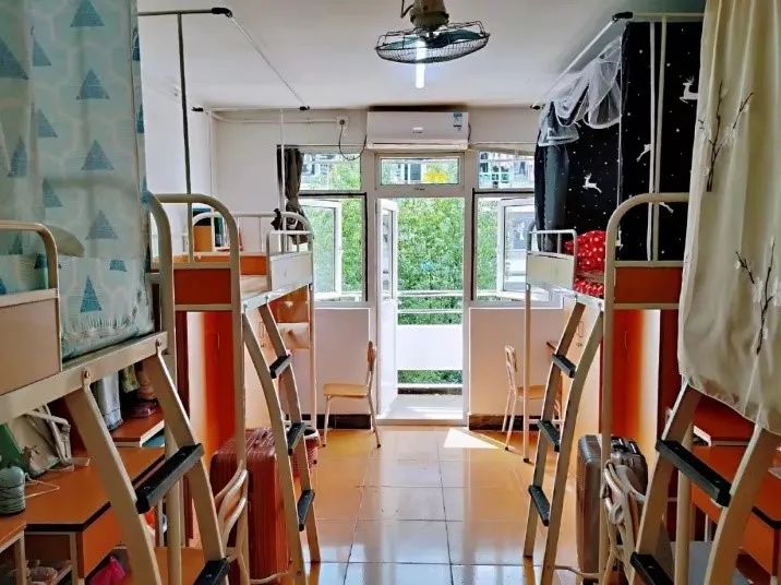 上海對(duì)外經(jīng)貿(mào)大學(xué)宿舍條件怎么樣,有空調(diào)和獨(dú)立衛(wèi)生間嗎？（附宿舍圖片）