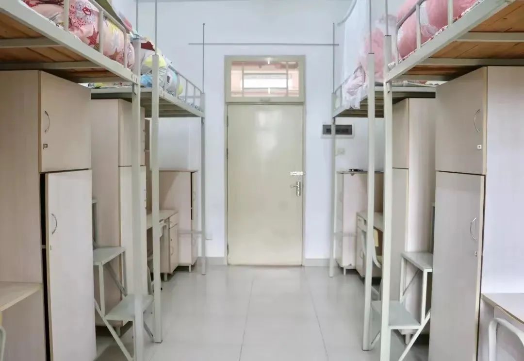 廣州新華學(xué)院宿舍條件怎么樣,有空調(diào)和獨(dú)立衛(wèi)生間嗎？（附宿舍圖片）