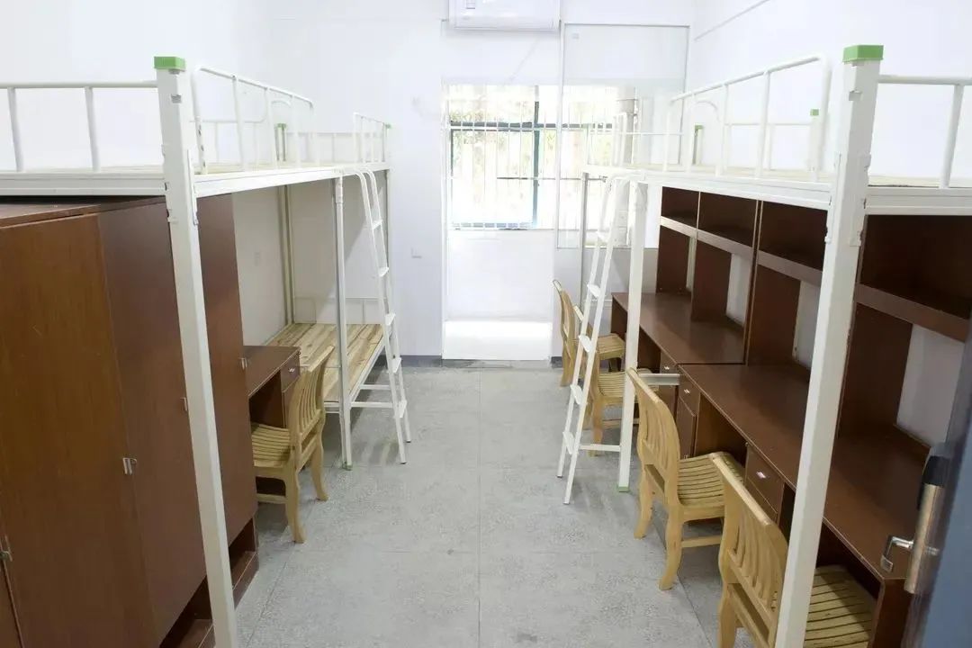 湖北經(jīng)濟(jì)學(xué)院宿舍條件怎么樣,有空調(diào)和獨(dú)立衛(wèi)生間嗎？（附宿舍圖片）