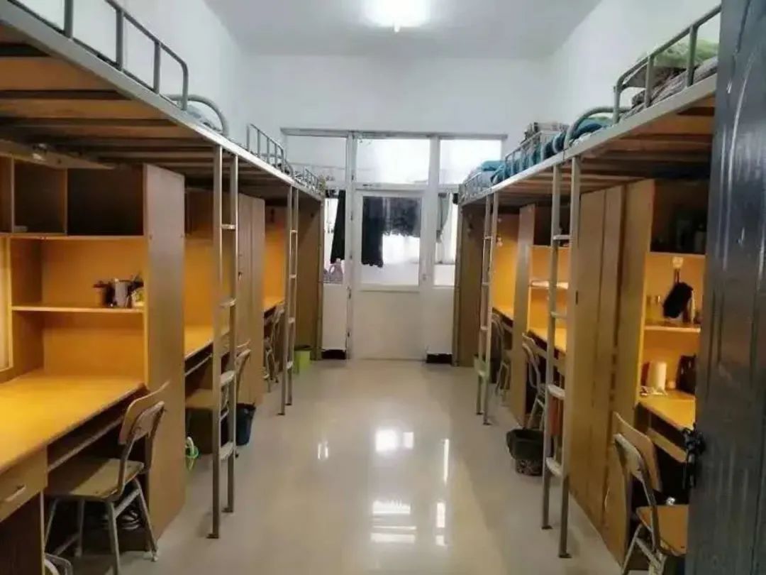 平頂山學(xué)院宿舍條件怎么樣,有空調(diào)和獨(dú)立衛(wèi)生間嗎？（附宿舍圖片）