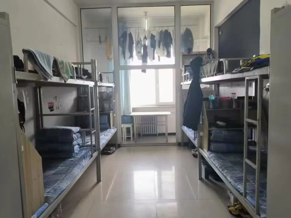 赤峰學(xué)院宿舍條件怎么樣,有空調(diào)和獨(dú)立衛(wèi)生間嗎？（附宿舍圖片）