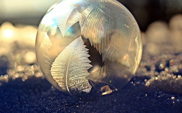 為什么雪是白色的而冰是透明的,雪花和冰的區(qū)別是什么？