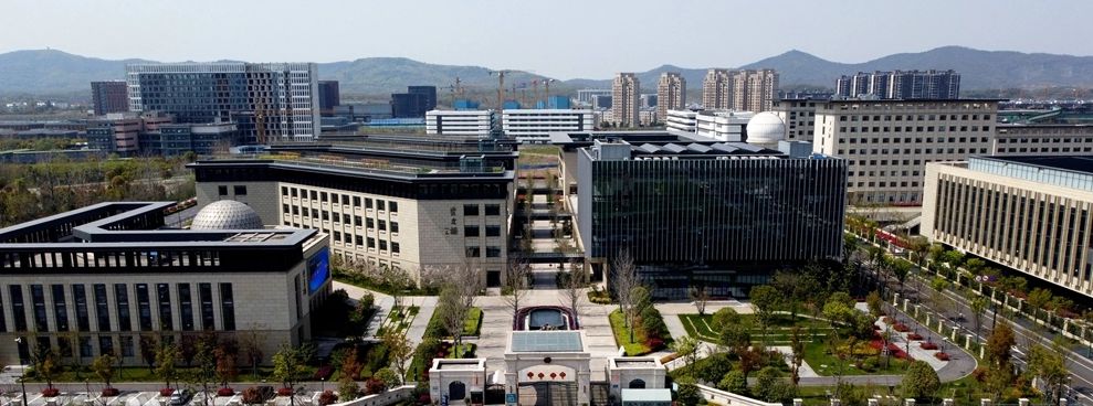 第一中學(xué)是公立還是私立,是重點(diǎn)中學(xué)嗎？