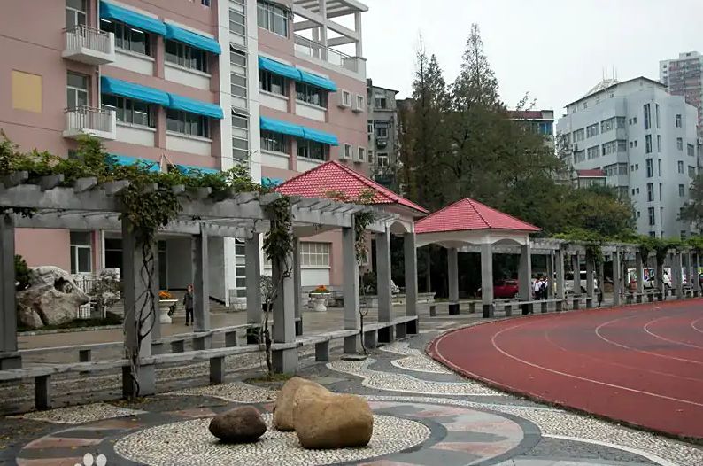 南京寧海中學(xué)是公立還是私立,是重點(diǎn)中學(xué)嗎？