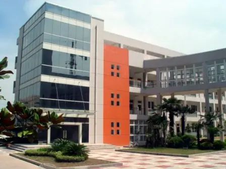 南京市雨花臺中學是公立還是私立,是重點中學嗎？