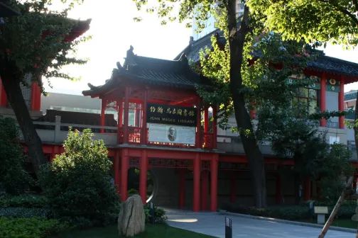 南京第十二中學(xué)是公立還是私立,是重點(diǎn)中學(xué)嗎？