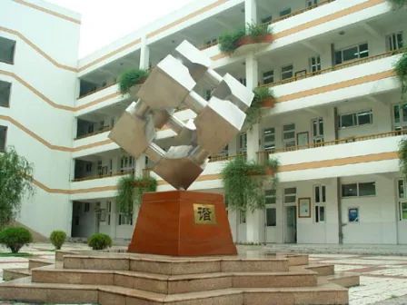 南京市雨花臺(tái)中學(xué)簡介概況（建校歷史、地址、師資、校訓(xùn)、環(huán)境）