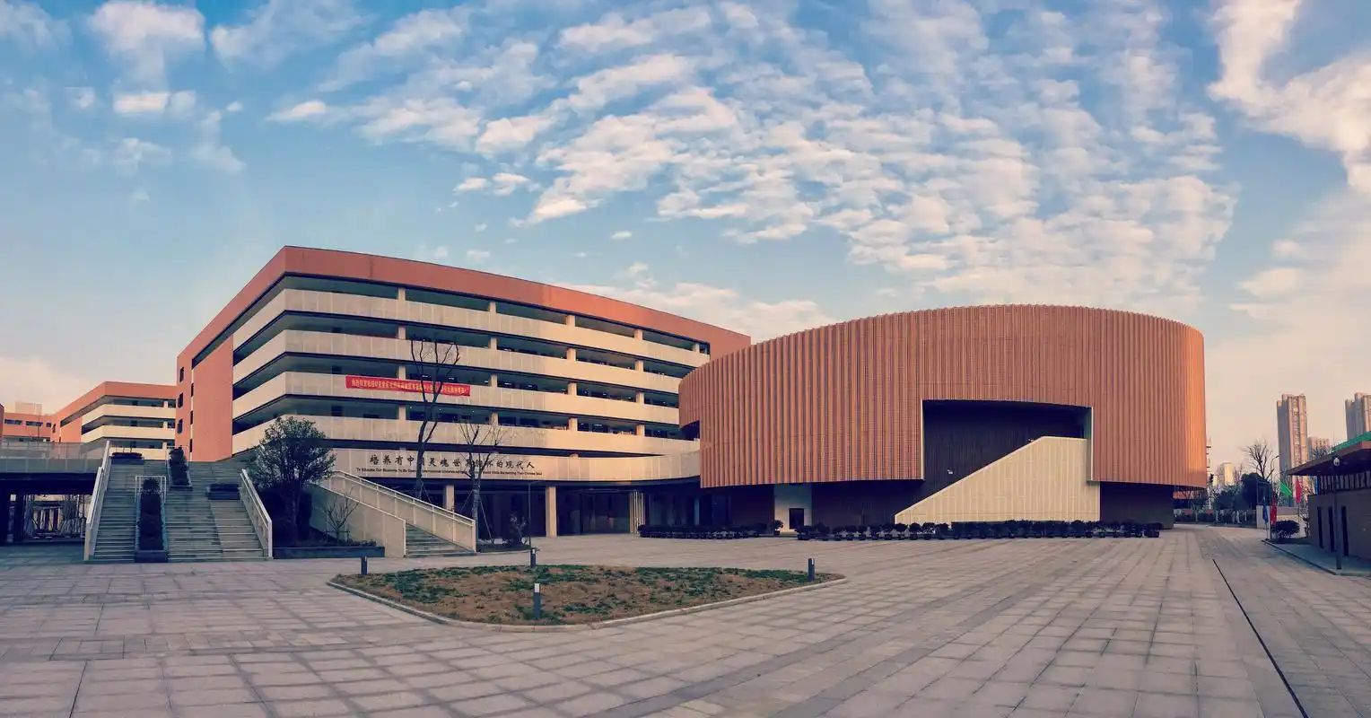 南京河西外國(guó)語(yǔ)學(xué)校地址在哪里_在哪個(gè)區(qū)？