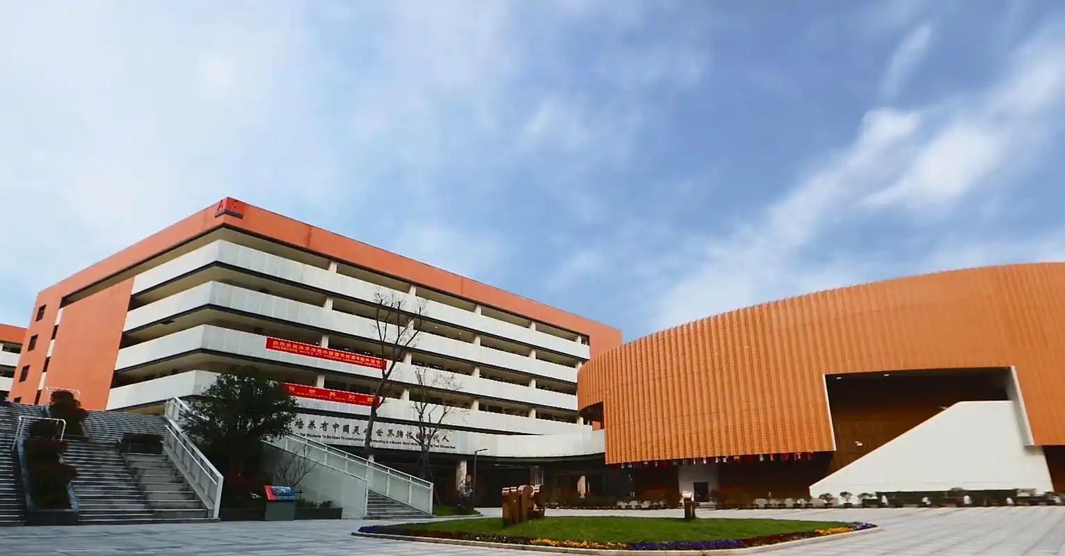 南京河西外國語學(xué)校是公立還是私立,是重點中學(xué)嗎？