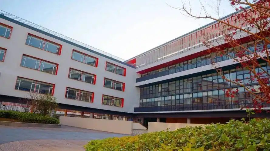 南京雨花外國語學校是公立還是私立,是重點中學嗎？