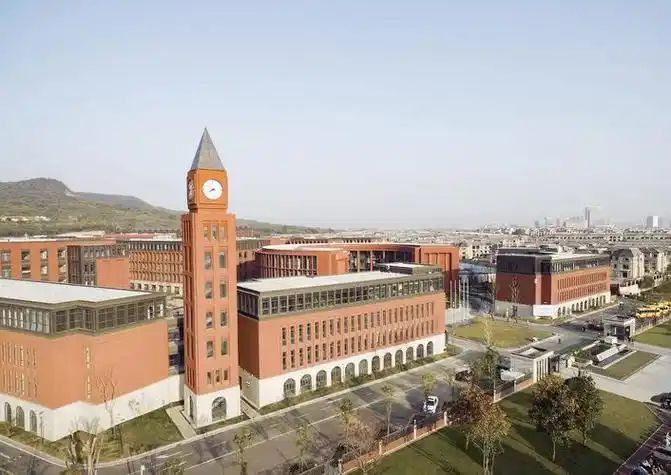 南京方山外國(guó)語(yǔ)學(xué)校是公立還是私立,是重點(diǎn)中學(xué)嗎？