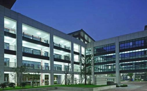 南京市棲霞中學(xué)簡介概況（建校歷史、地址、師資、校訓(xùn)、環(huán)境）