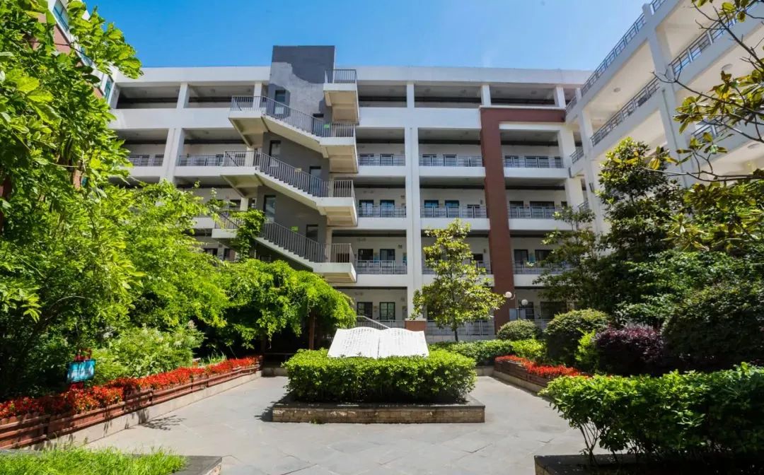 南京市板橋中學(xué)是公立還是私立,是重點中學(xué)嗎？