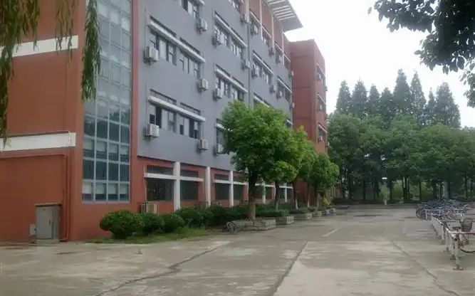 南京市溧水區(qū)第二高級中學(xué)是公立還是私立,是重點(diǎn)中學(xué)嗎？