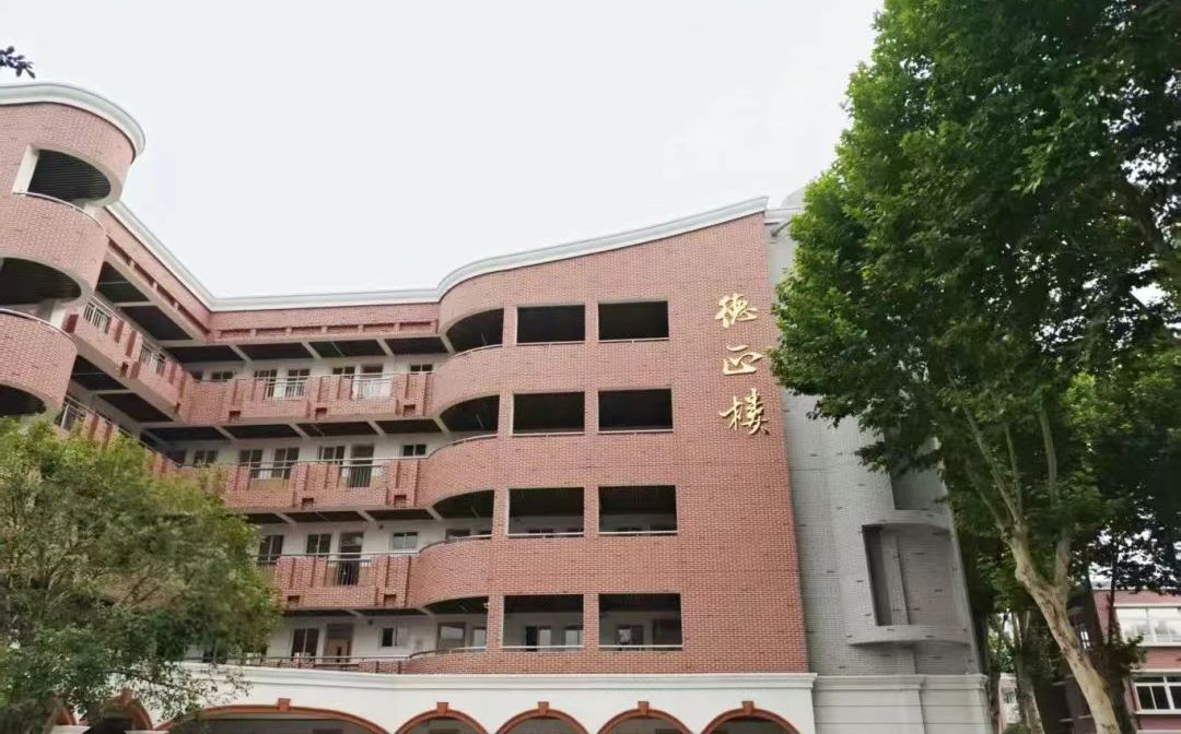 南京市江北新城高級(jí)中學(xué)簡(jiǎn)介概況（建校歷史、地址、師資、校訓(xùn)、環(huán)境）