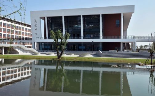 昆山中學(xué)簡(jiǎn)介概況（建校歷史、地址、師資、校訓(xùn)、環(huán)境）