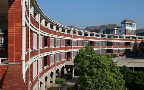 江蘇省梁豐高級中學是公立還是私立,是重點中學嗎？