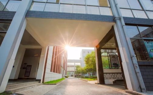 昆山經(jīng)濟(jì)技術(shù)開發(fā)區(qū)高級中學(xué)簡介概況（建校歷史、地址、師資、校訓(xùn)、環(huán)境）