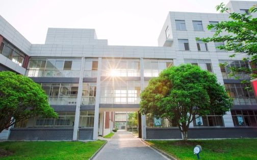 昆山經(jīng)濟(jì)技術(shù)開發(fā)區(qū)高級中學(xué)是公立還是私立,是重點(diǎn)中學(xué)嗎？