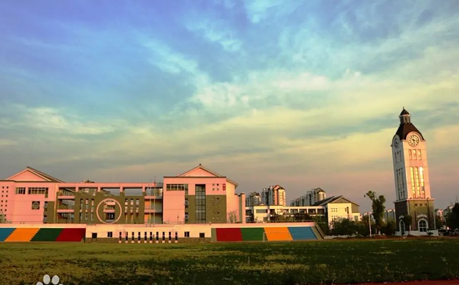 張家港市崇真中學(xué)是公立還是私立,是重點(diǎn)中學(xué)嗎？