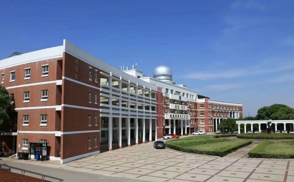 常熟市海虞高級(jí)中學(xué)簡介概況（建校歷史、地址、師資、校訓(xùn)、環(huán)境）