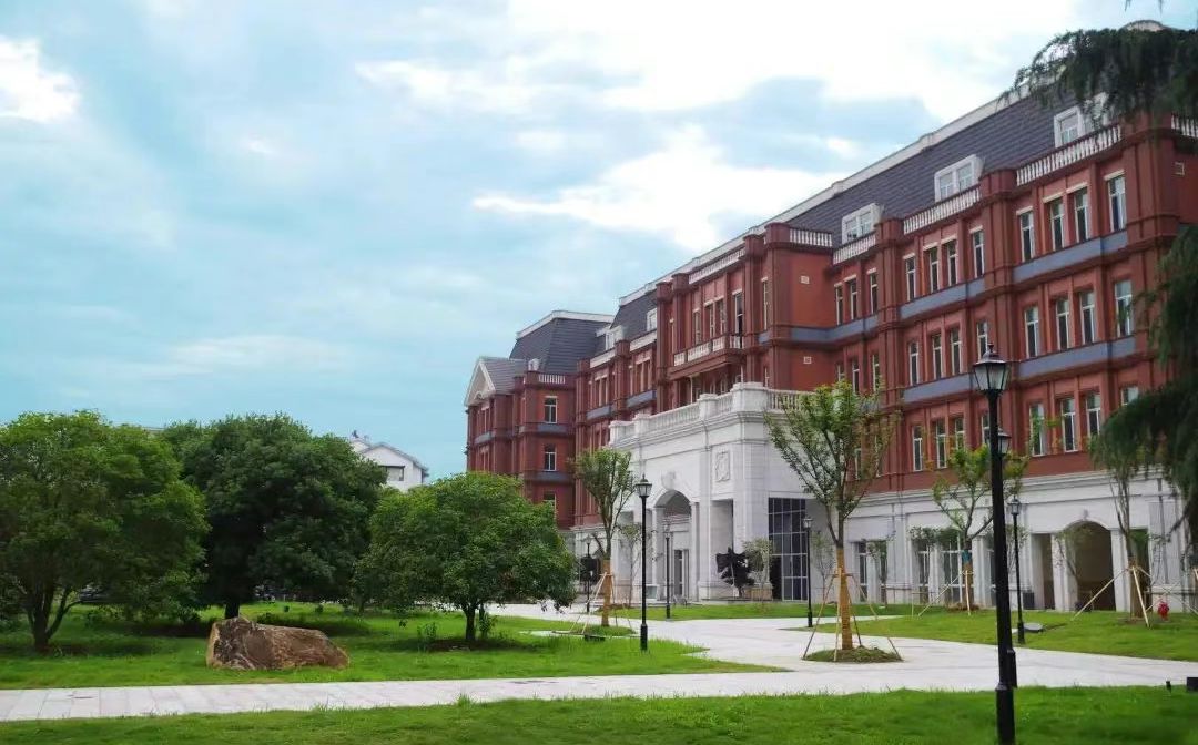 江蘇省外國語學校簡介概況（建校歷史、地址、師資、校訓、環(huán)境）