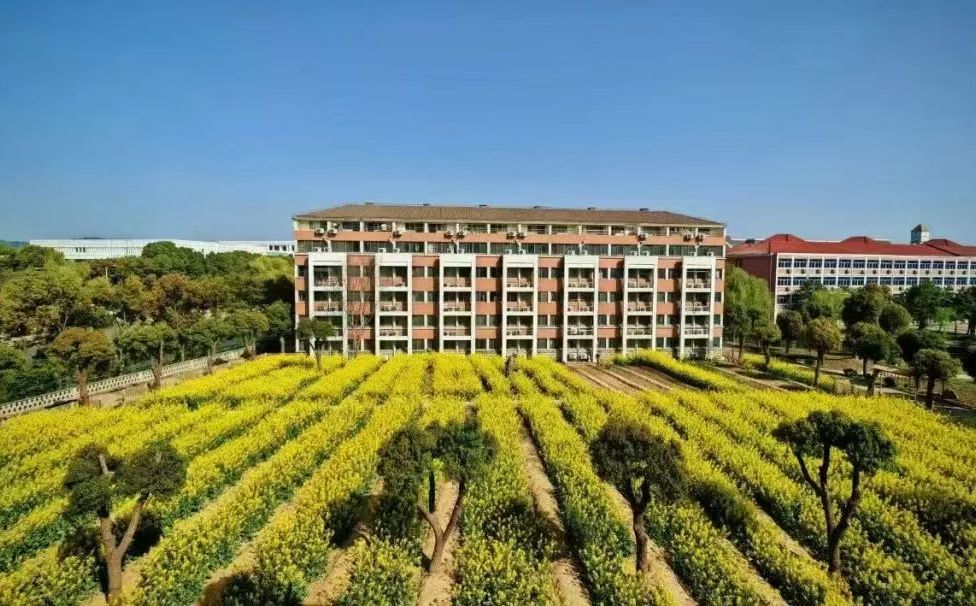 江蘇省外國語學(xué)校是公立還是私立,是重點中學(xué)嗎？