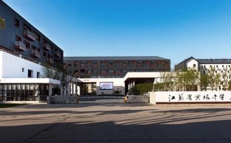 黃埭中學(xué)簡介概況（建校歷史、地址、師資、校訓(xùn)、環(huán)境）