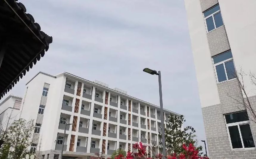 蘇州第十中學校是公立還是私立,是重點中學嗎？