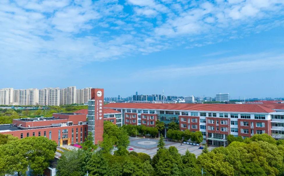 蘇州市陸慕高級(jí)中學(xué)是公立還是私立,是重點(diǎn)中學(xué)嗎？