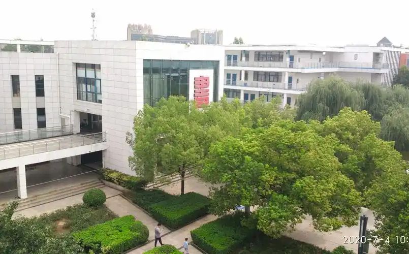 鄭州市第四十七中學是公立還是私立,是重點中學嗎？