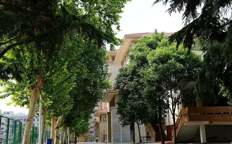 鄭州市第二中學(xué)是公立還是私立,是重點(diǎn)中學(xué)嗎？