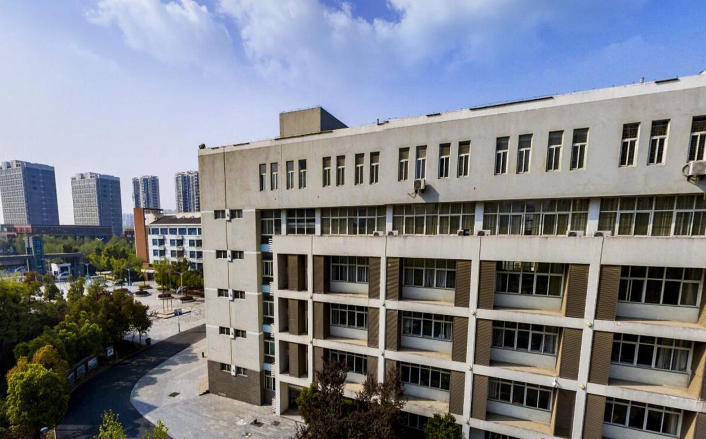 合肥市第一中學(xué)簡介概況（建校歷史、地址、師資、校訓(xùn)、環(huán)境）