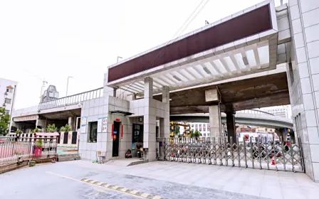 鄭州市第一零一中學是公立還是私立,是重點中學嗎？