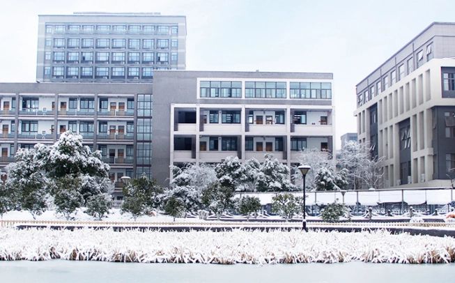 杭州第四中學(xué)簡(jiǎn)介概況（建校歷史、地址、師資、校訓(xùn)、環(huán)境）