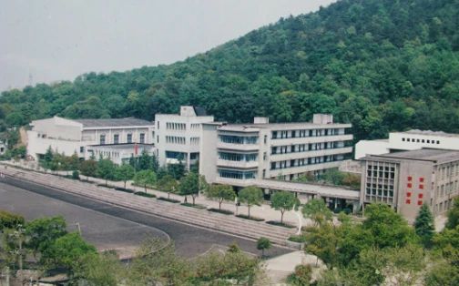 浙江大學(xué)附屬中學(xué)簡介概況（建校歷史、地址、師資、校訓(xùn)、環(huán)境）