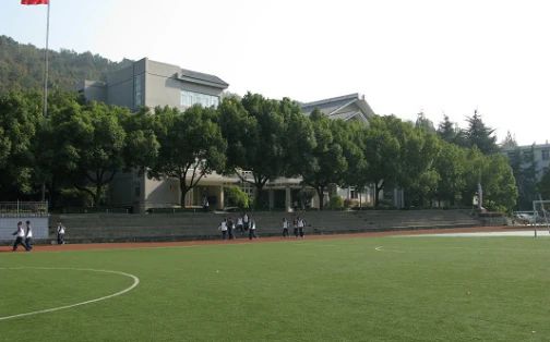 浙江大學(xué)附屬中學(xué)簡介概況（建校歷史、地址、師資、校訓(xùn)、環(huán)境）
