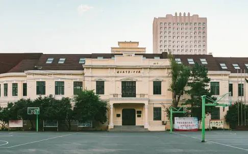 哈爾濱市第一中學(xué)簡介概況（建校歷史、地址、師資、校訓(xùn)、環(huán)境）